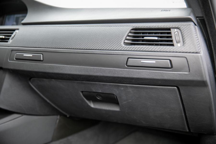 Детали интерьера BMW M3 Coupe (E93) 2011 года  (NA) (фото 47 из 80)
